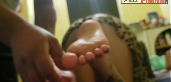  Marido Safado mostrando os pezinhos de sua esposa grávida em uma massagem delicada